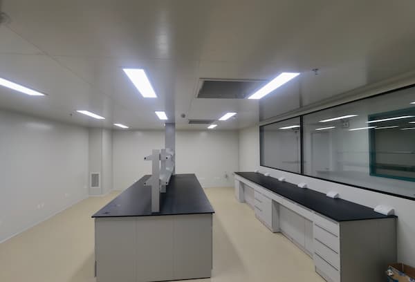 Mejore su sala limpia: soluciones premium para mamparas, rejillas de techo y paneles de pared