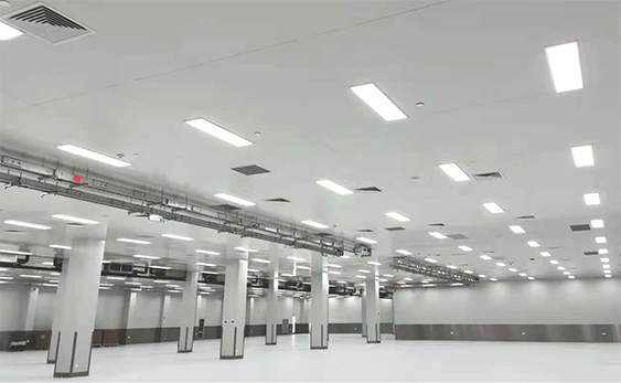 Instalación y construcción de sistema de perfilería de techo FFU en sala blanca